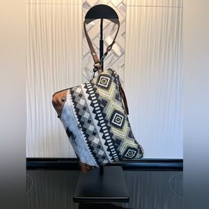 SALE🔥 New Wristlet Bison Ridge Myra Bag